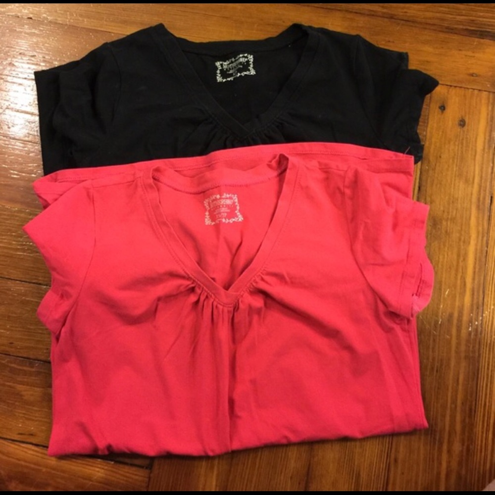 Set of 2 Maternity v-neck shirts (xs/s)